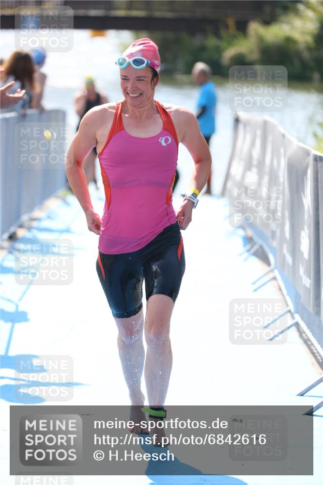 25.08.2024 - Elbe Triathlon Hamburg H.Heesch http://msf.ph/oto/6842616 25.08.2024 14:37:34 Schwimmen  meine-sportfotos.de