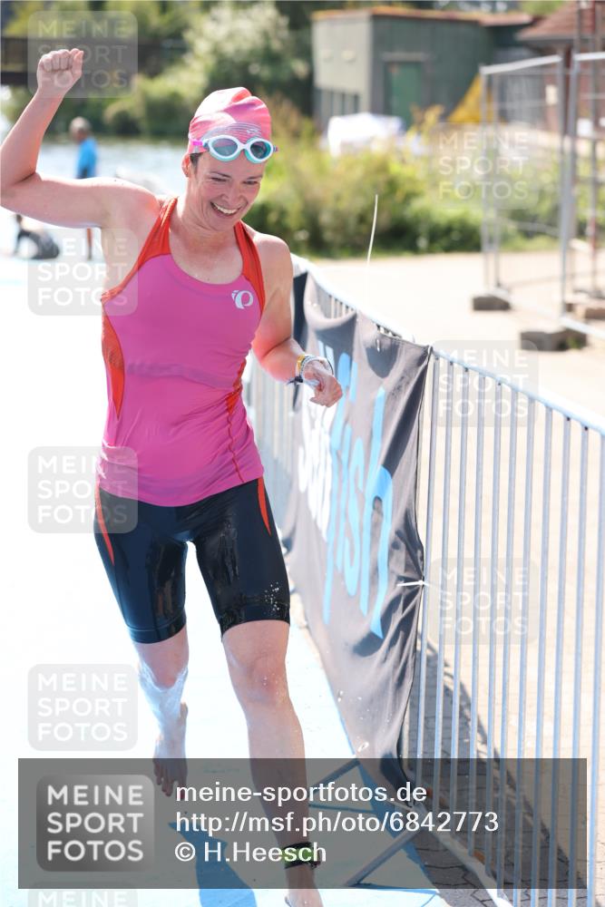 25.08.2024 - Elbe Triathlon Hamburg H.Heesch http://msf.ph/oto/6842773 25.08.2024 14:37:35 Schwimmen  meine-sportfotos.de