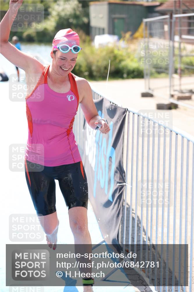 25.08.2024 - Elbe Triathlon Hamburg H.Heesch http://msf.ph/oto/6842781 25.08.2024 14:37:35 Schwimmen  meine-sportfotos.de