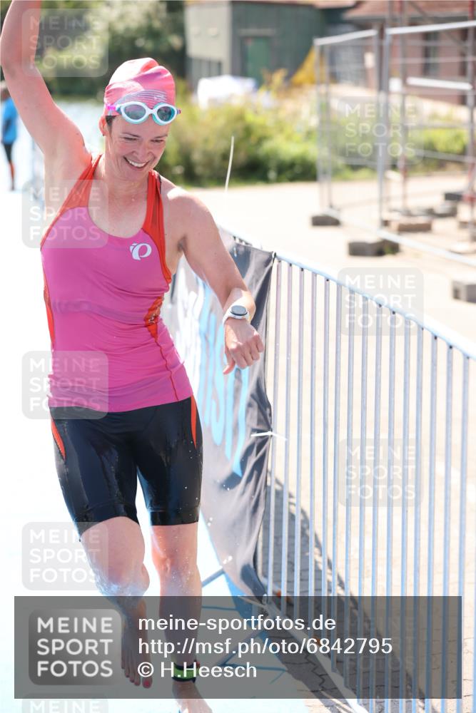 25.08.2024 - Elbe Triathlon Hamburg H.Heesch http://msf.ph/oto/6842795 25.08.2024 14:37:35 Schwimmen  meine-sportfotos.de