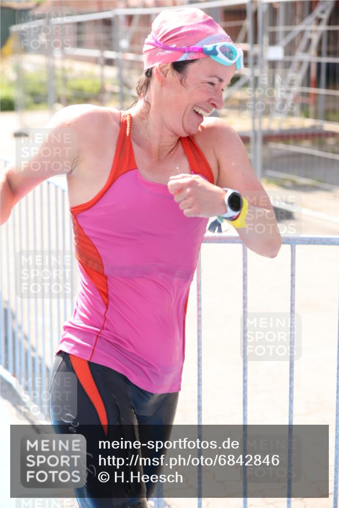 25.08.2024 - Elbe Triathlon Hamburg H.Heesch http://msf.ph/oto/6842846 25.08.2024 14:37:36 Schwimmen  meine-sportfotos.de