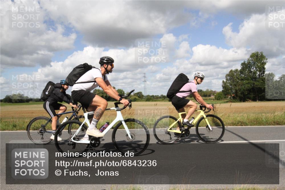 25.08.2024 - Elbe Triathlon Hamburg Fuchs,  Jonas http://msf.ph/oto/6843236 25.08.2024 11:59:30 Radfahren  meine-sportfotos.de