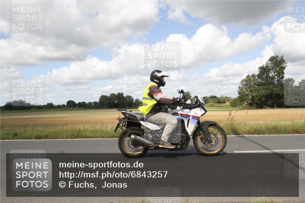 25.08.2024 - Elbe Triathlon Hamburg Fuchs,  Jonas http://msf.ph/oto/6843257 25.08.2024 12:02:55 Radfahren  meine-sportfotos.de