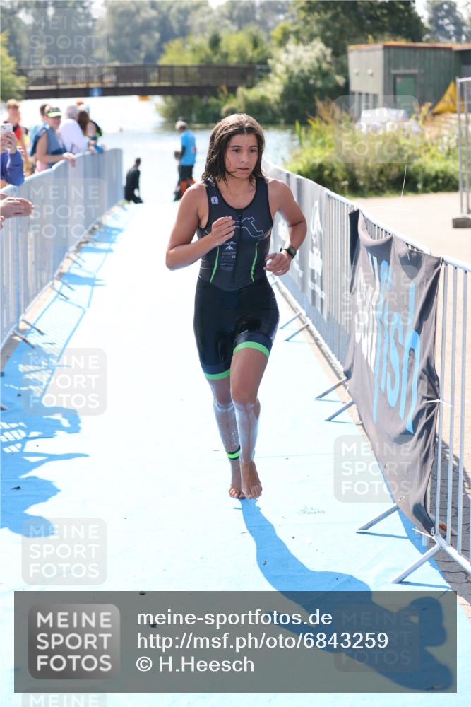 25.08.2024 - Elbe Triathlon Hamburg H.Heesch http://msf.ph/oto/6843259 25.08.2024 14:37:54 Schwimmen  meine-sportfotos.de