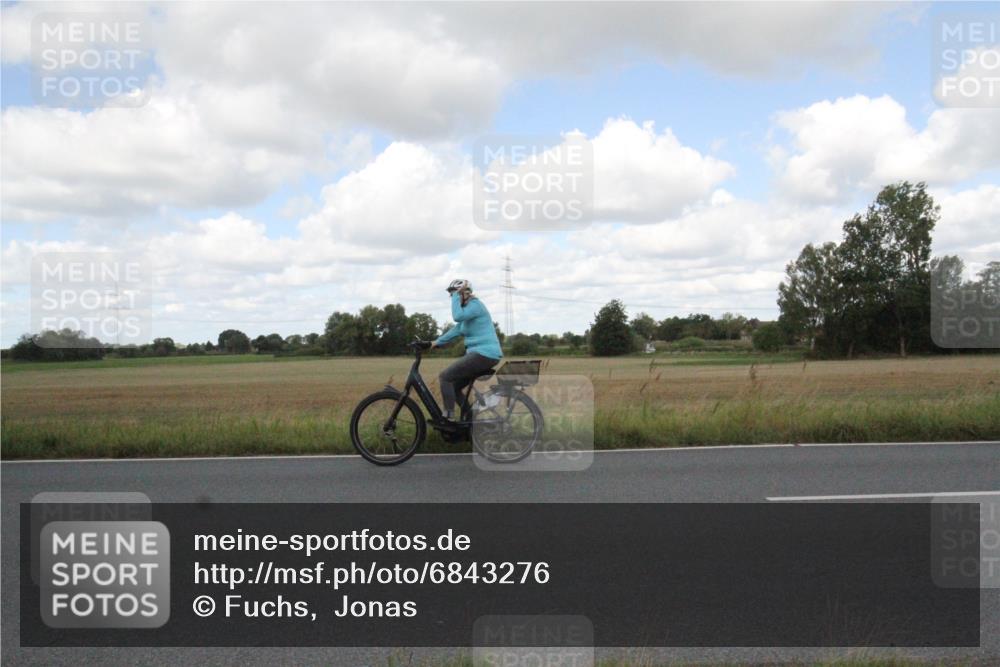 25.08.2024 - Elbe Triathlon Hamburg Fuchs,  Jonas http://msf.ph/oto/6843276 25.08.2024 12:08:47 Radfahren  meine-sportfotos.de