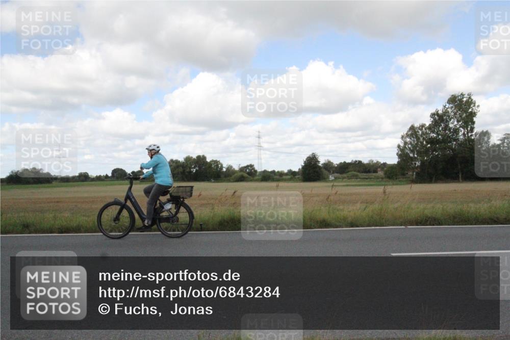 25.08.2024 - Elbe Triathlon Hamburg Fuchs,  Jonas http://msf.ph/oto/6843284 25.08.2024 12:08:47 Radfahren  meine-sportfotos.de