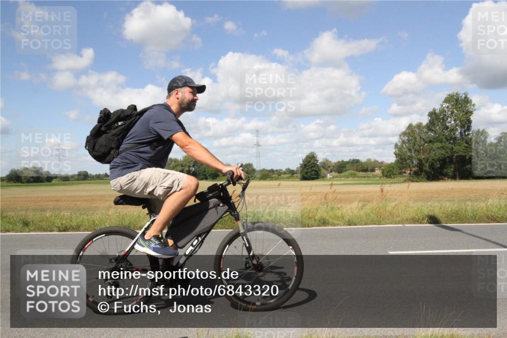 25.08.2024 - Elbe Triathlon Hamburg Fuchs,  Jonas http://msf.ph/oto/6843320 25.08.2024 12:24:31 Radfahren  meine-sportfotos.de