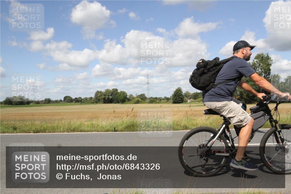 25.08.2024 - Elbe Triathlon Hamburg Fuchs,  Jonas http://msf.ph/oto/6843326 25.08.2024 12:24:32 Radfahren  meine-sportfotos.de