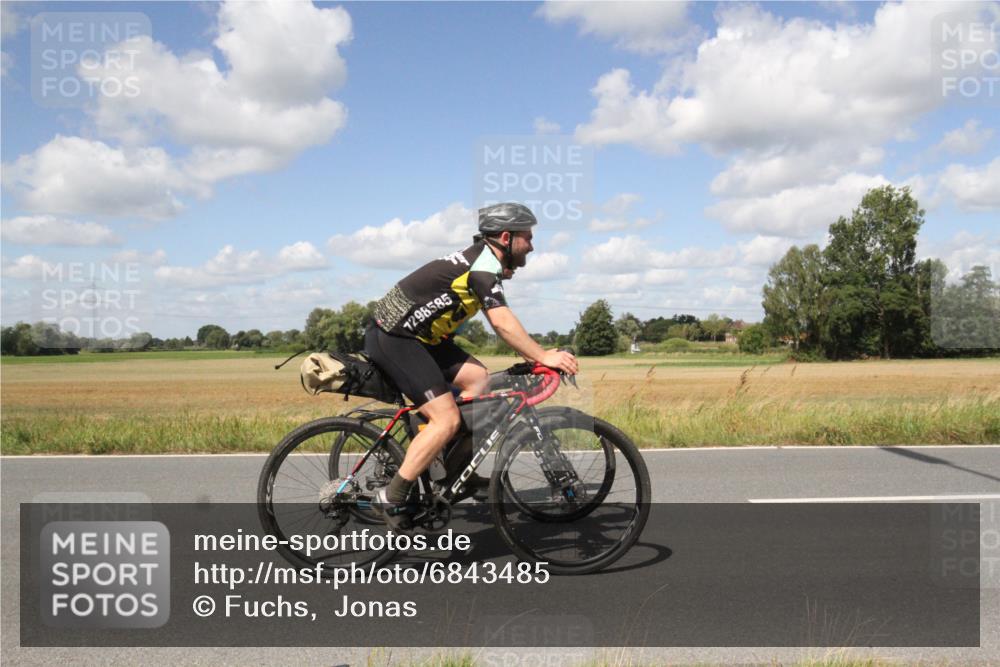 25.08.2024 - Elbe Triathlon Hamburg Fuchs,  Jonas http://msf.ph/oto/6843485 25.08.2024 12:35:00 Radfahren  meine-sportfotos.de