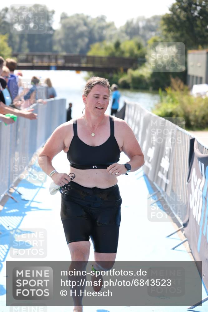 25.08.2024 - Elbe Triathlon Hamburg H.Heesch http://msf.ph/oto/6843523 25.08.2024 14:38:36 Schwimmen  meine-sportfotos.de