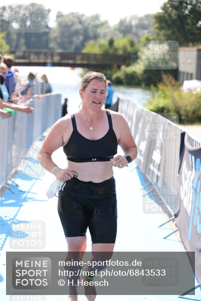 25.08.2024 - Elbe Triathlon Hamburg H.Heesch http://msf.ph/oto/6843533 25.08.2024 14:38:36 Schwimmen  meine-sportfotos.de