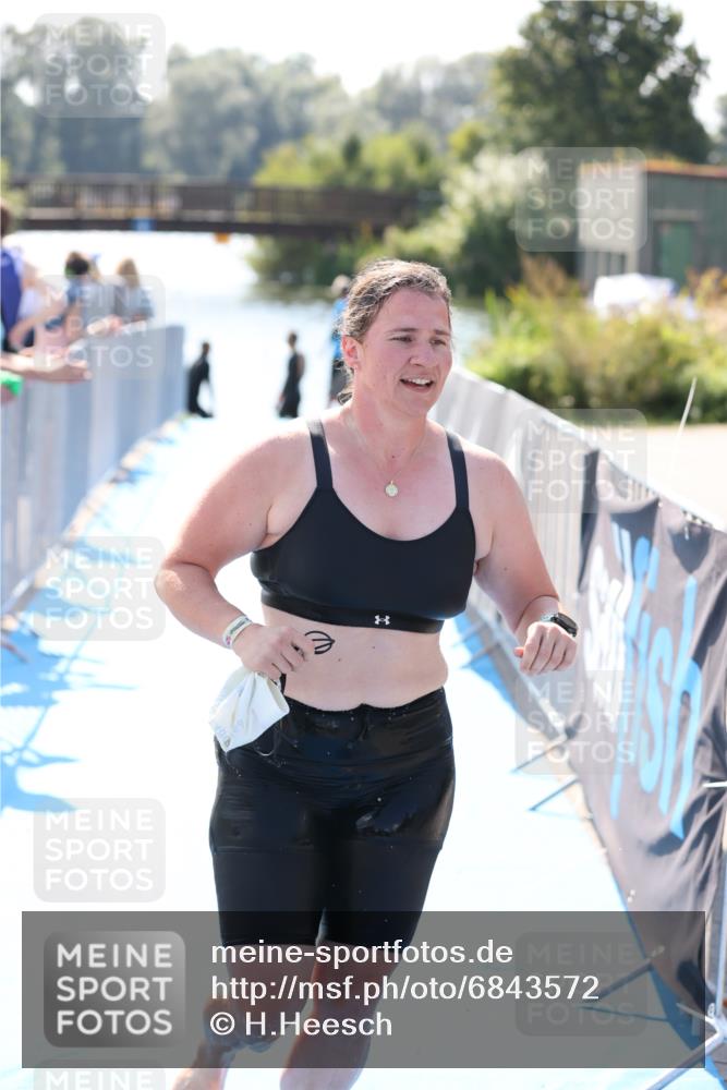 25.08.2024 - Elbe Triathlon Hamburg H.Heesch http://msf.ph/oto/6843572 25.08.2024 14:38:36 Schwimmen  meine-sportfotos.de