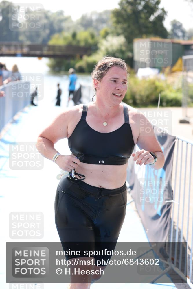 25.08.2024 - Elbe Triathlon Hamburg H.Heesch http://msf.ph/oto/6843602 25.08.2024 14:38:37 Schwimmen  meine-sportfotos.de
