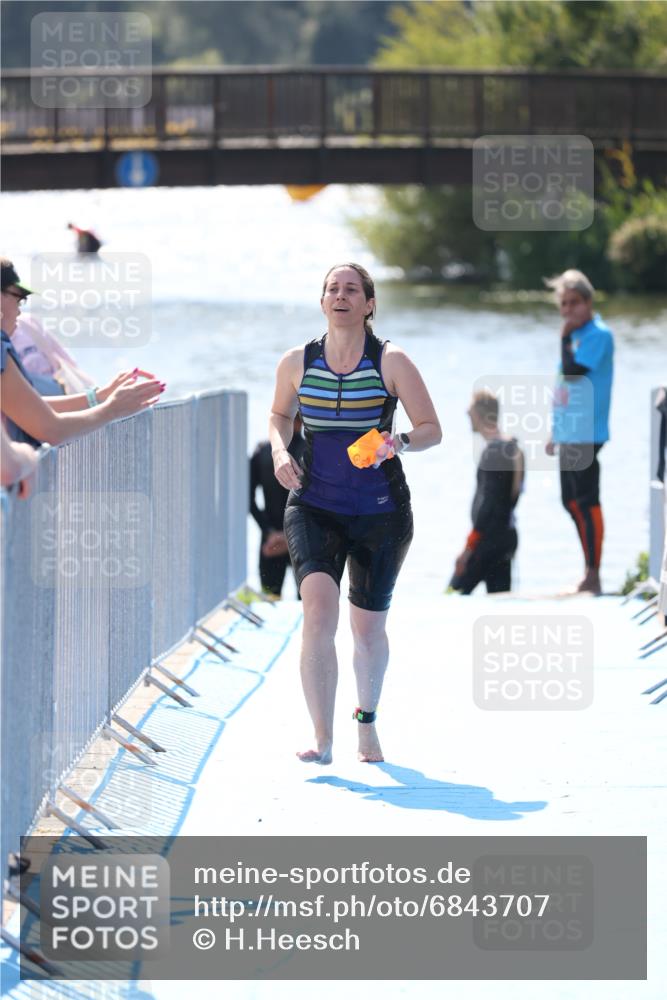 25.08.2024 - Elbe Triathlon Hamburg H.Heesch http://msf.ph/oto/6843707 25.08.2024 14:39:07 Schwimmen  meine-sportfotos.de