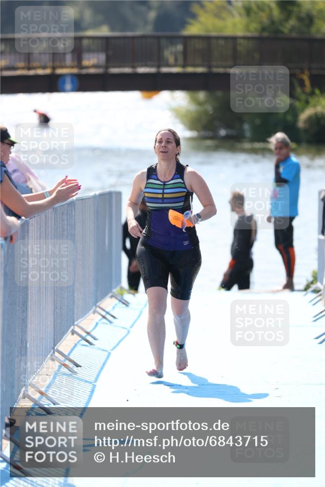 25.08.2024 - Elbe Triathlon Hamburg H.Heesch http://msf.ph/oto/6843715 25.08.2024 14:39:07 Schwimmen  meine-sportfotos.de