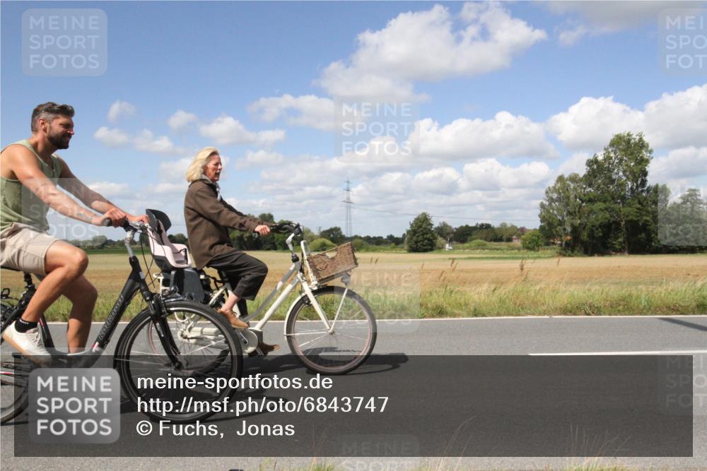 25.08.2024 - Elbe Triathlon Hamburg Fuchs,  Jonas http://msf.ph/oto/6843747 25.08.2024 12:46:58 Radfahren  meine-sportfotos.de