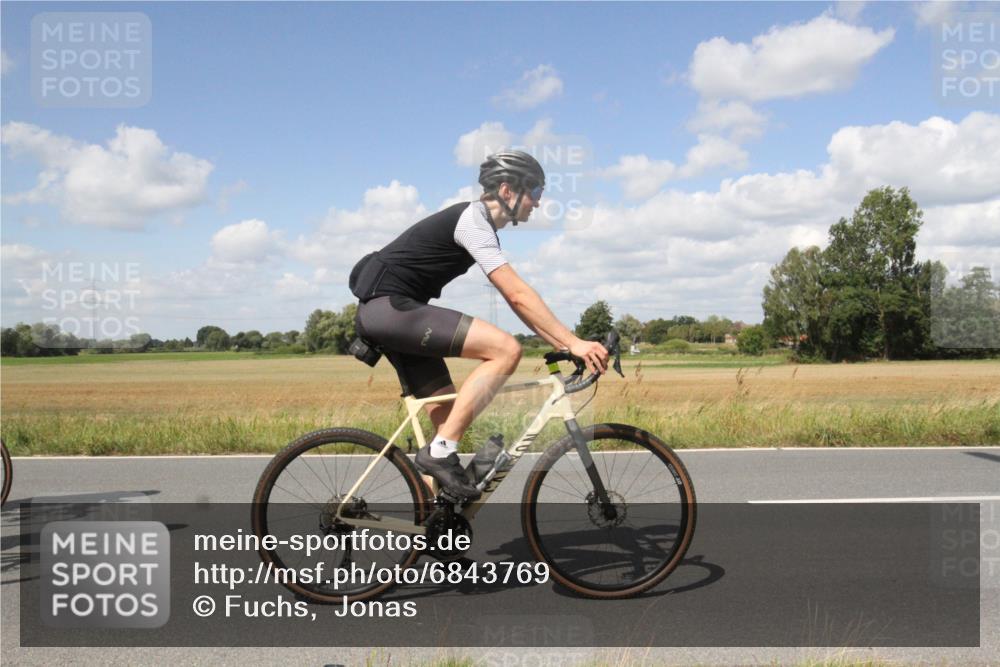 25.08.2024 - Elbe Triathlon Hamburg Fuchs,  Jonas http://msf.ph/oto/6843769 25.08.2024 12:53:42 Radfahren  meine-sportfotos.de