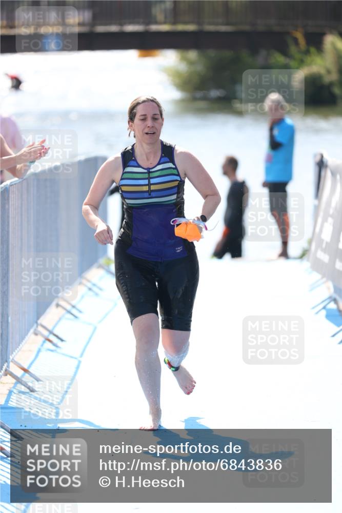 25.08.2024 - Elbe Triathlon Hamburg H.Heesch http://msf.ph/oto/6843836 25.08.2024 14:39:08 Schwimmen  meine-sportfotos.de