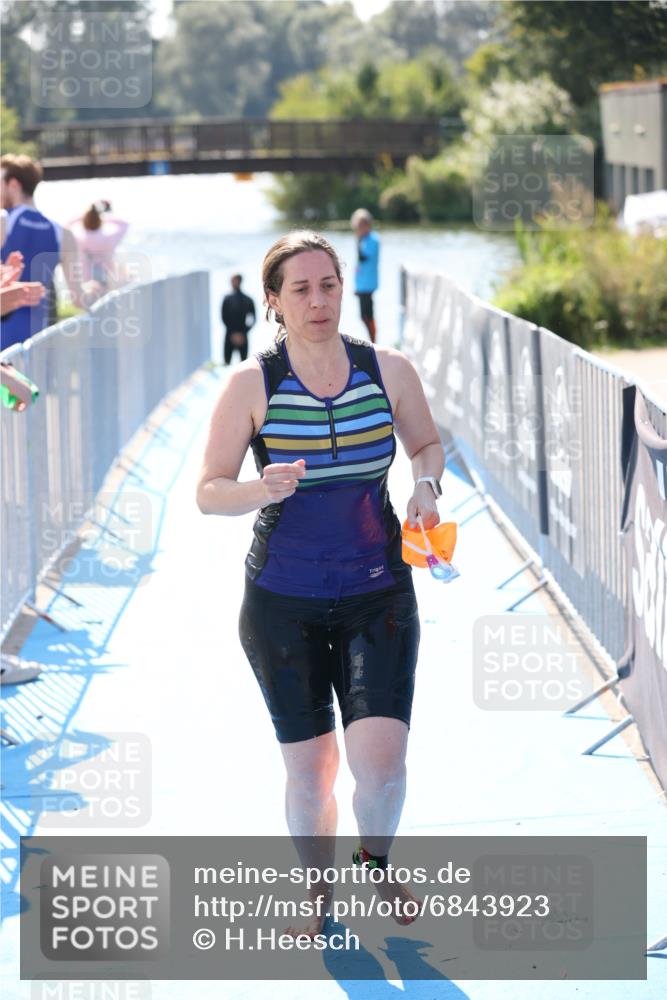 25.08.2024 - Elbe Triathlon Hamburg H.Heesch http://msf.ph/oto/6843923 25.08.2024 14:39:11 Schwimmen  meine-sportfotos.de