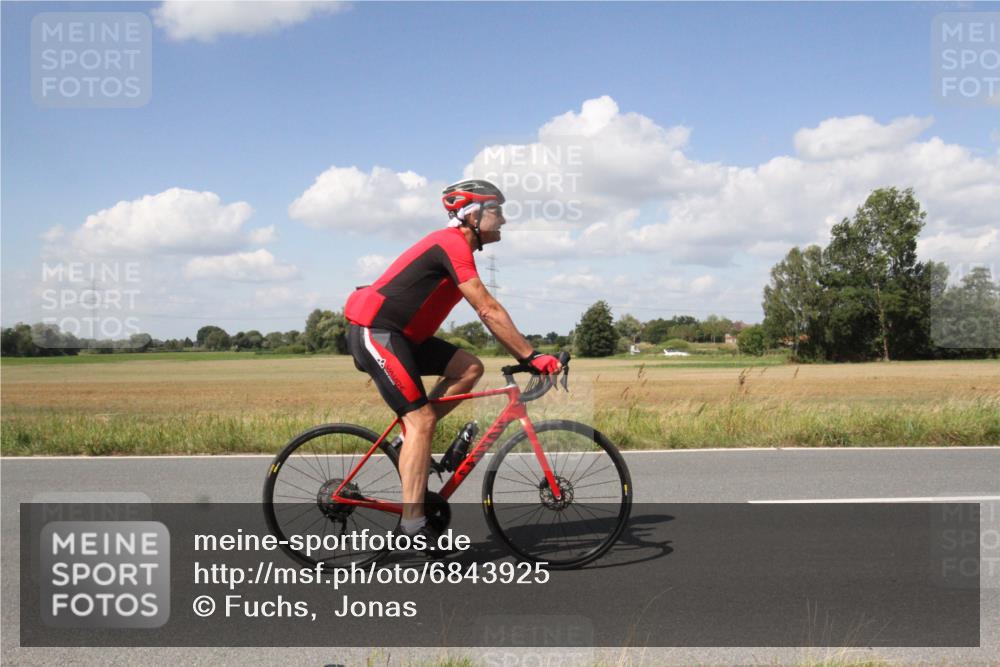 25.08.2024 - Elbe Triathlon Hamburg Fuchs,  Jonas http://msf.ph/oto/6843925 25.08.2024 13:14:31 Radfahren  meine-sportfotos.de