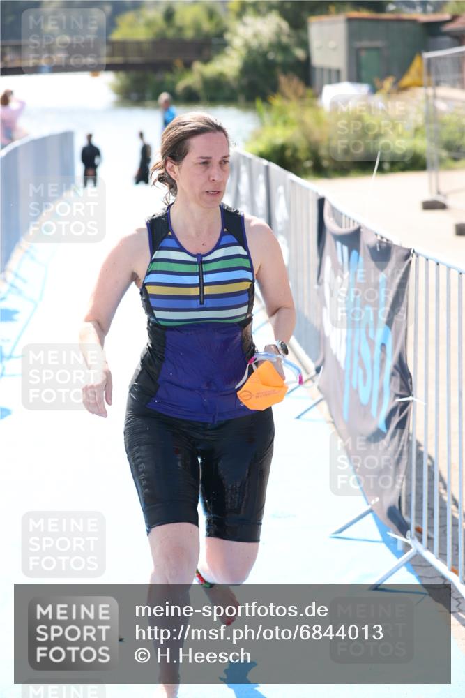 25.08.2024 - Elbe Triathlon Hamburg H.Heesch http://msf.ph/oto/6844013 25.08.2024 14:39:11 Schwimmen  meine-sportfotos.de