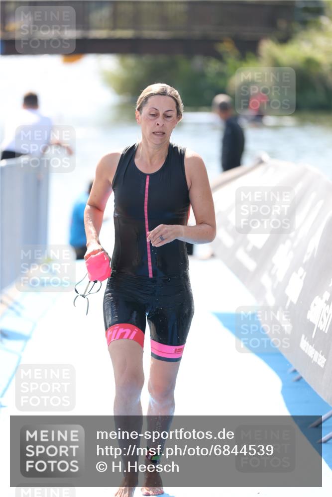 25.08.2024 - Elbe Triathlon Hamburg H.Heesch http://msf.ph/oto/6844539 25.08.2024 14:42:03 Schwimmen  meine-sportfotos.de