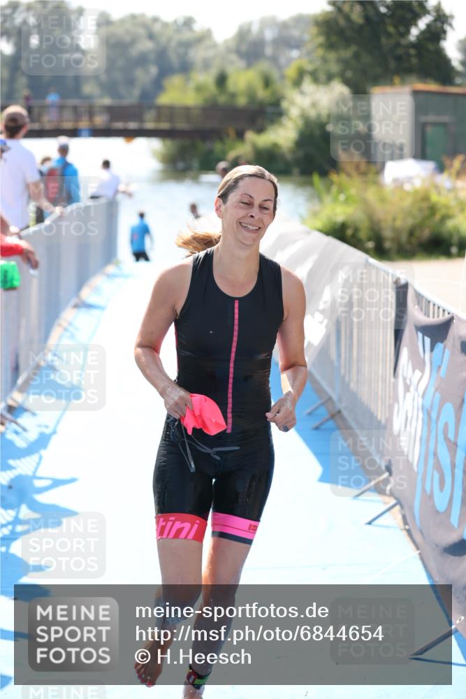 25.08.2024 - Elbe Triathlon Hamburg H.Heesch http://msf.ph/oto/6844654 25.08.2024 14:42:05 Schwimmen  meine-sportfotos.de
