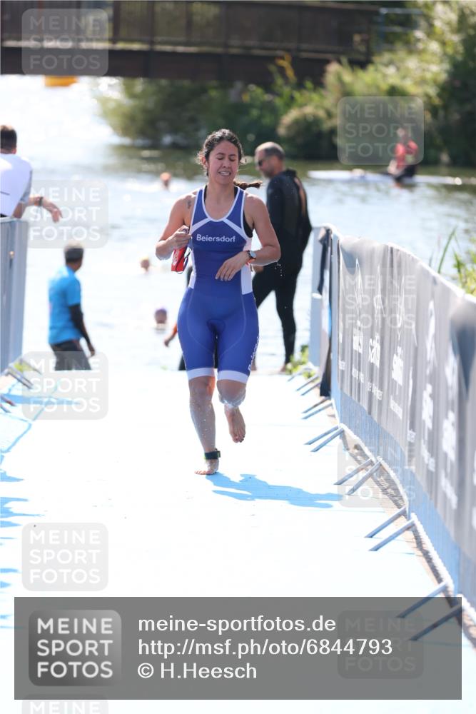 25.08.2024 - Elbe Triathlon Hamburg H.Heesch http://msf.ph/oto/6844793 25.08.2024 14:43:11 Schwimmen  meine-sportfotos.de
