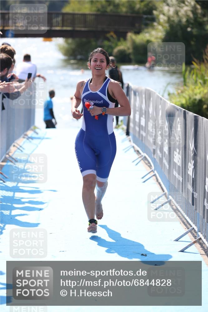 25.08.2024 - Elbe Triathlon Hamburg H.Heesch http://msf.ph/oto/6844828 25.08.2024 14:43:13 Schwimmen  meine-sportfotos.de