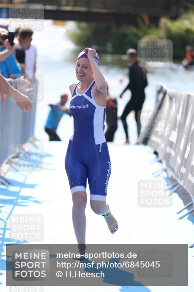 25.08.2024 - Elbe Triathlon Hamburg H.Heesch http://msf.ph/oto/6845045 25.08.2024 14:43:29 Schwimmen  meine-sportfotos.de