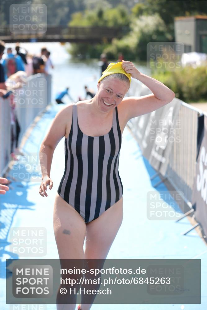 25.08.2024 - Elbe Triathlon Hamburg H.Heesch http://msf.ph/oto/6845263 25.08.2024 14:43:40 Schwimmen  meine-sportfotos.de