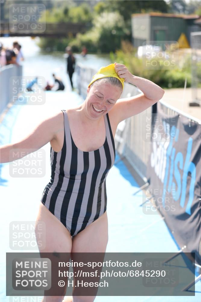 25.08.2024 - Elbe Triathlon Hamburg H.Heesch http://msf.ph/oto/6845290 25.08.2024 14:43:40 Schwimmen  meine-sportfotos.de