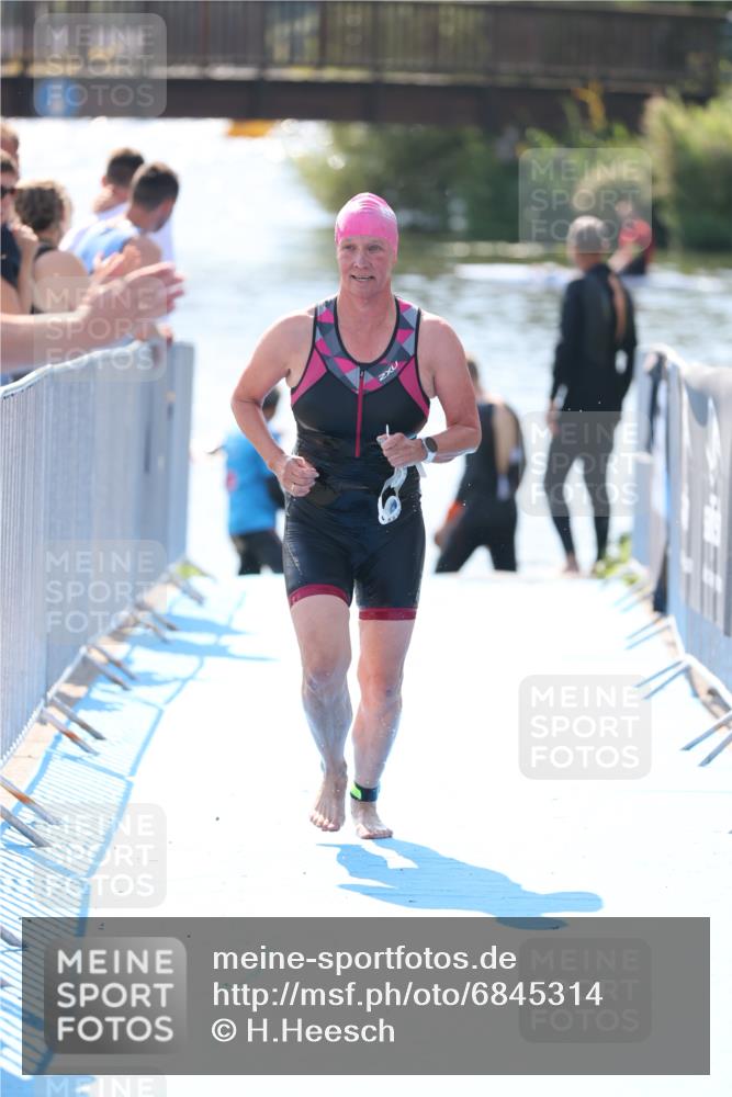 25.08.2024 - Elbe Triathlon Hamburg H.Heesch http://msf.ph/oto/6845314 25.08.2024 14:43:49 Schwimmen  meine-sportfotos.de