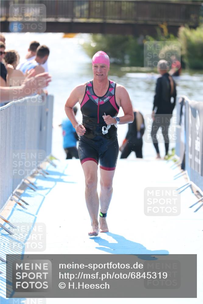 25.08.2024 - Elbe Triathlon Hamburg H.Heesch http://msf.ph/oto/6845319 25.08.2024 14:43:49 Schwimmen  meine-sportfotos.de