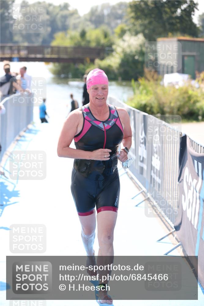 25.08.2024 - Elbe Triathlon Hamburg H.Heesch http://msf.ph/oto/6845466 25.08.2024 14:43:52 Schwimmen  meine-sportfotos.de