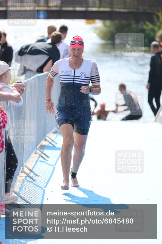 25.08.2024 - Elbe Triathlon Hamburg H.Heesch http://msf.ph/oto/6845488 25.08.2024 14:44:09 Schwimmen  meine-sportfotos.de