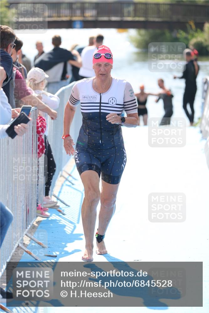 25.08.2024 - Elbe Triathlon Hamburg H.Heesch http://msf.ph/oto/6845528 25.08.2024 14:44:10 Schwimmen  meine-sportfotos.de
