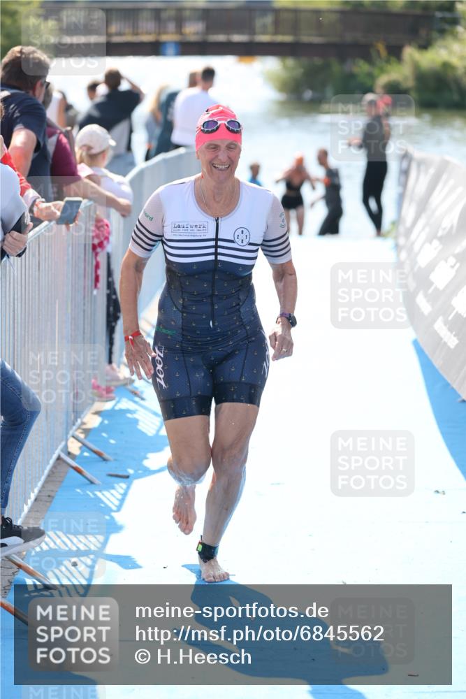 25.08.2024 - Elbe Triathlon Hamburg H.Heesch http://msf.ph/oto/6845562 25.08.2024 14:44:11 Schwimmen  meine-sportfotos.de