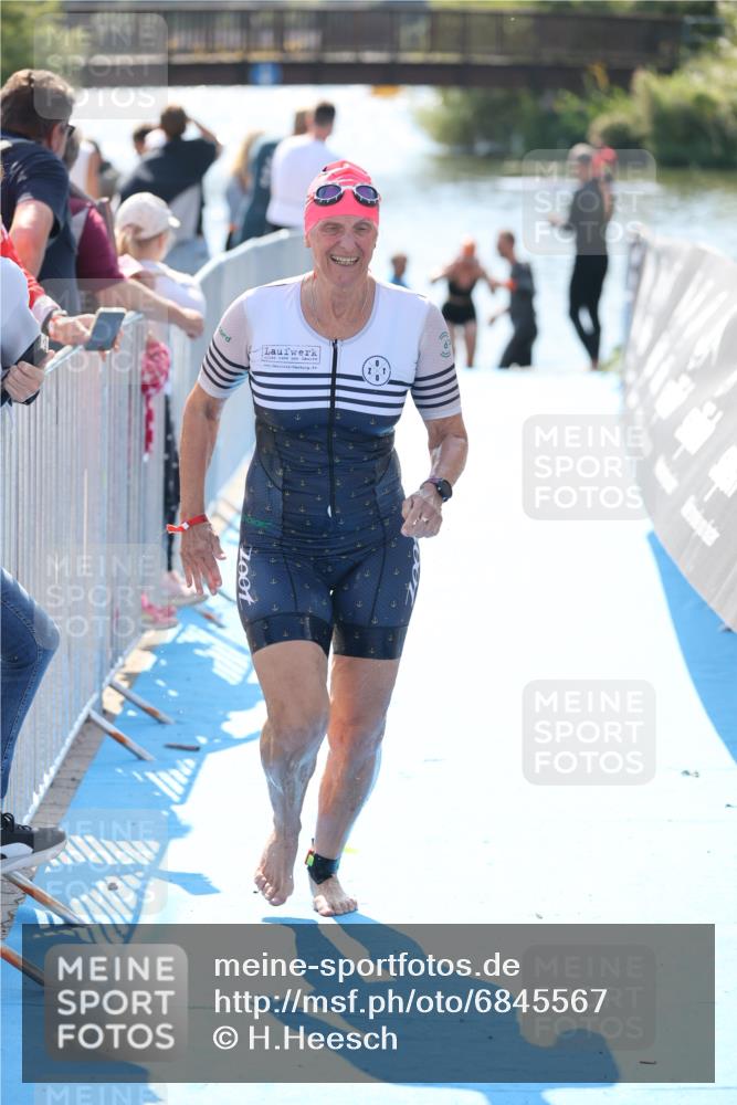 25.08.2024 - Elbe Triathlon Hamburg H.Heesch http://msf.ph/oto/6845567 25.08.2024 14:44:11 Schwimmen  meine-sportfotos.de