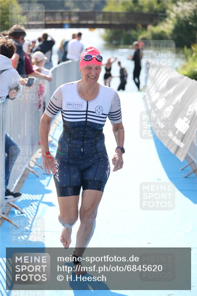 25.08.2024 - Elbe Triathlon Hamburg H.Heesch http://msf.ph/oto/6845620 25.08.2024 14:44:12 Schwimmen  meine-sportfotos.de