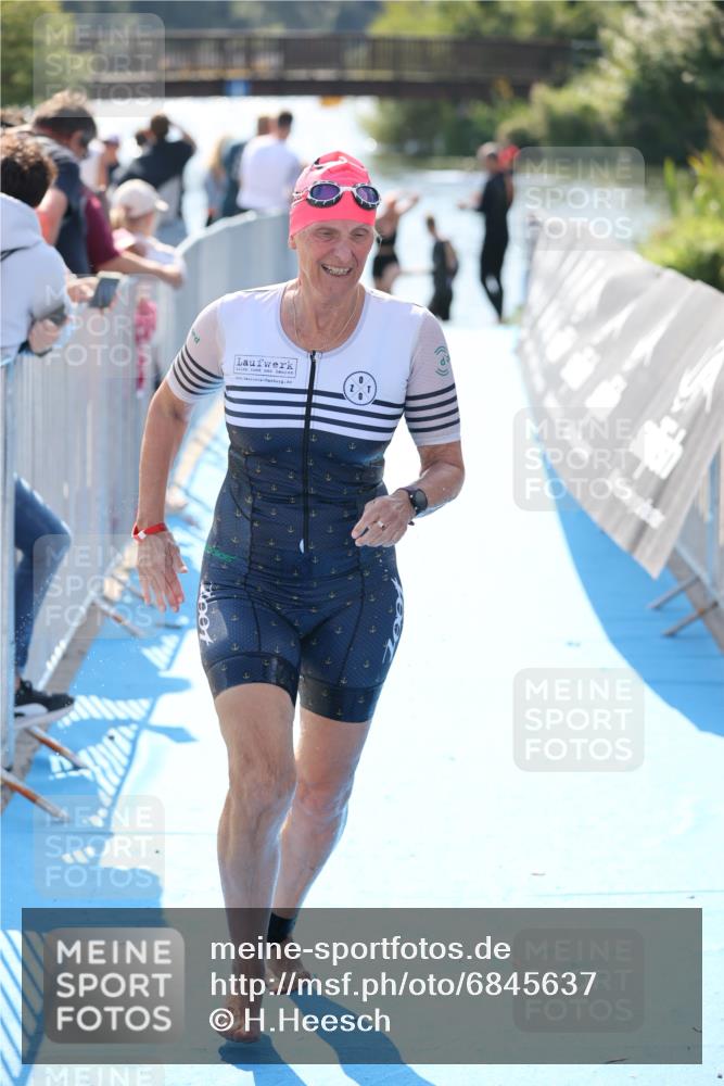 25.08.2024 - Elbe Triathlon Hamburg H.Heesch http://msf.ph/oto/6845637 25.08.2024 14:44:12 Schwimmen  meine-sportfotos.de