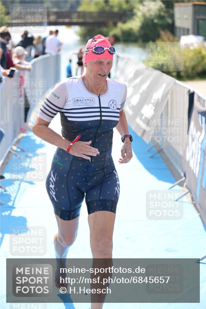 25.08.2024 - Elbe Triathlon Hamburg H.Heesch http://msf.ph/oto/6845657 25.08.2024 14:44:12 Schwimmen  meine-sportfotos.de