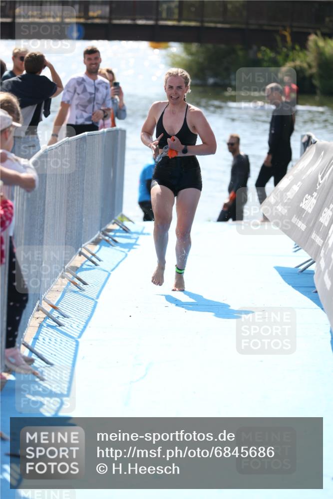 25.08.2024 - Elbe Triathlon Hamburg H.Heesch http://msf.ph/oto/6845686 25.08.2024 14:44:16 Schwimmen  meine-sportfotos.de