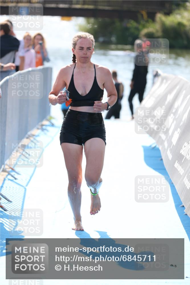 25.08.2024 - Elbe Triathlon Hamburg H.Heesch http://msf.ph/oto/6845711 25.08.2024 14:44:17 Schwimmen  meine-sportfotos.de