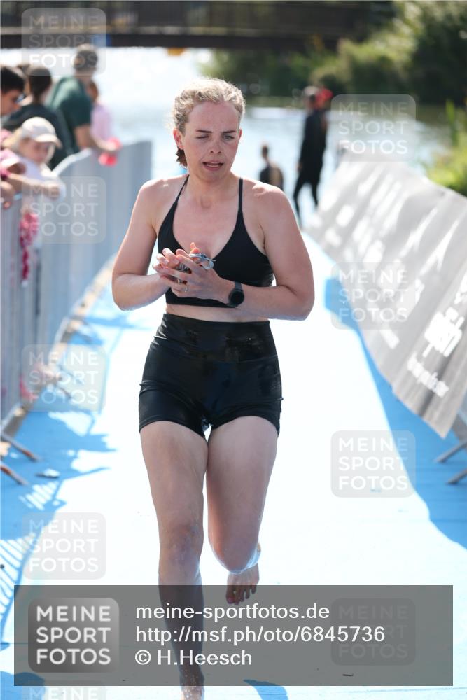 25.08.2024 - Elbe Triathlon Hamburg H.Heesch http://msf.ph/oto/6845736 25.08.2024 14:44:19 Schwimmen  meine-sportfotos.de