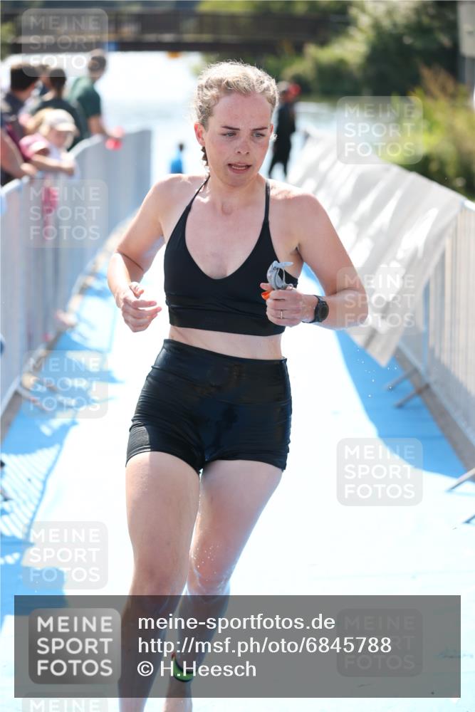 25.08.2024 - Elbe Triathlon Hamburg H.Heesch http://msf.ph/oto/6845788 25.08.2024 14:44:19 Schwimmen  meine-sportfotos.de