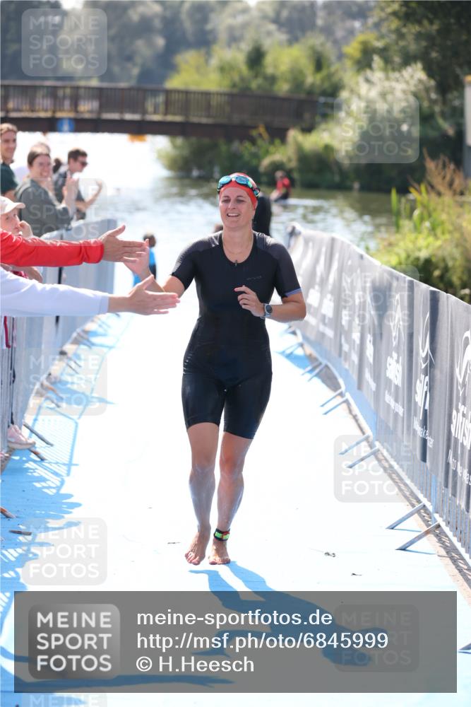 25.08.2024 - Elbe Triathlon Hamburg H.Heesch http://msf.ph/oto/6845999 25.08.2024 14:44:54 Schwimmen  meine-sportfotos.de