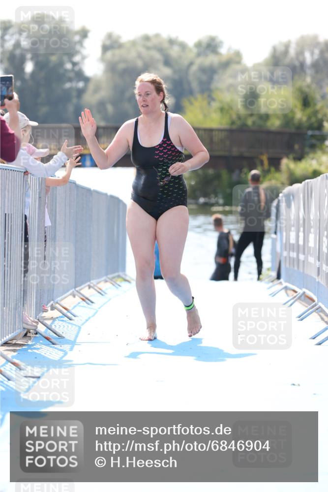 25.08.2024 - Elbe Triathlon Hamburg H.Heesch http://msf.ph/oto/6846904 25.08.2024 14:49:09 Schwimmen  meine-sportfotos.de