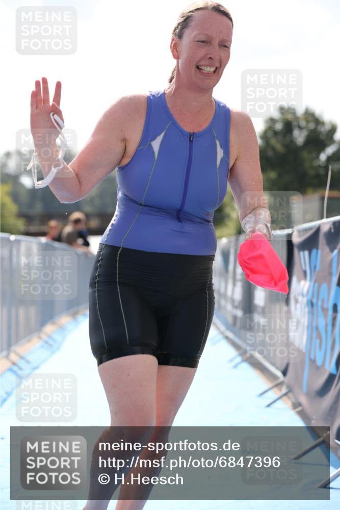25.08.2024 - Elbe Triathlon Hamburg H.Heesch http://msf.ph/oto/6847396 25.08.2024 14:55:03 Schwimmen  meine-sportfotos.de