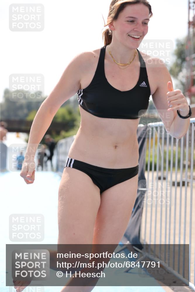 25.08.2024 - Elbe Triathlon Hamburg H.Heesch http://msf.ph/oto/6847791 25.08.2024 14:58:46 Schwimmen  meine-sportfotos.de